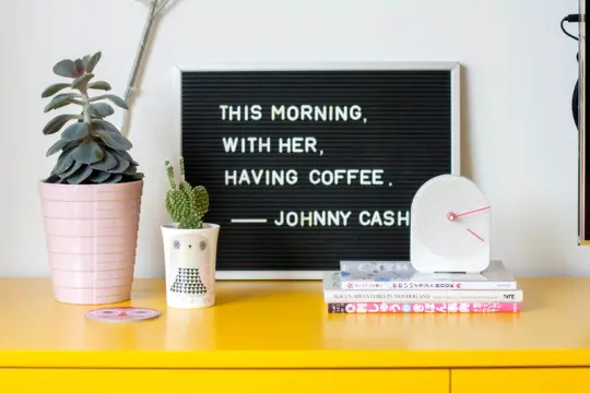 O casa de poveste decorata intr-o feerie de culori