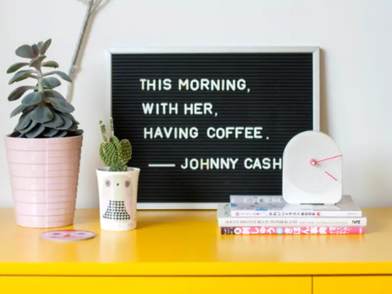 O casa de poveste decorata intr-o feerie de culori