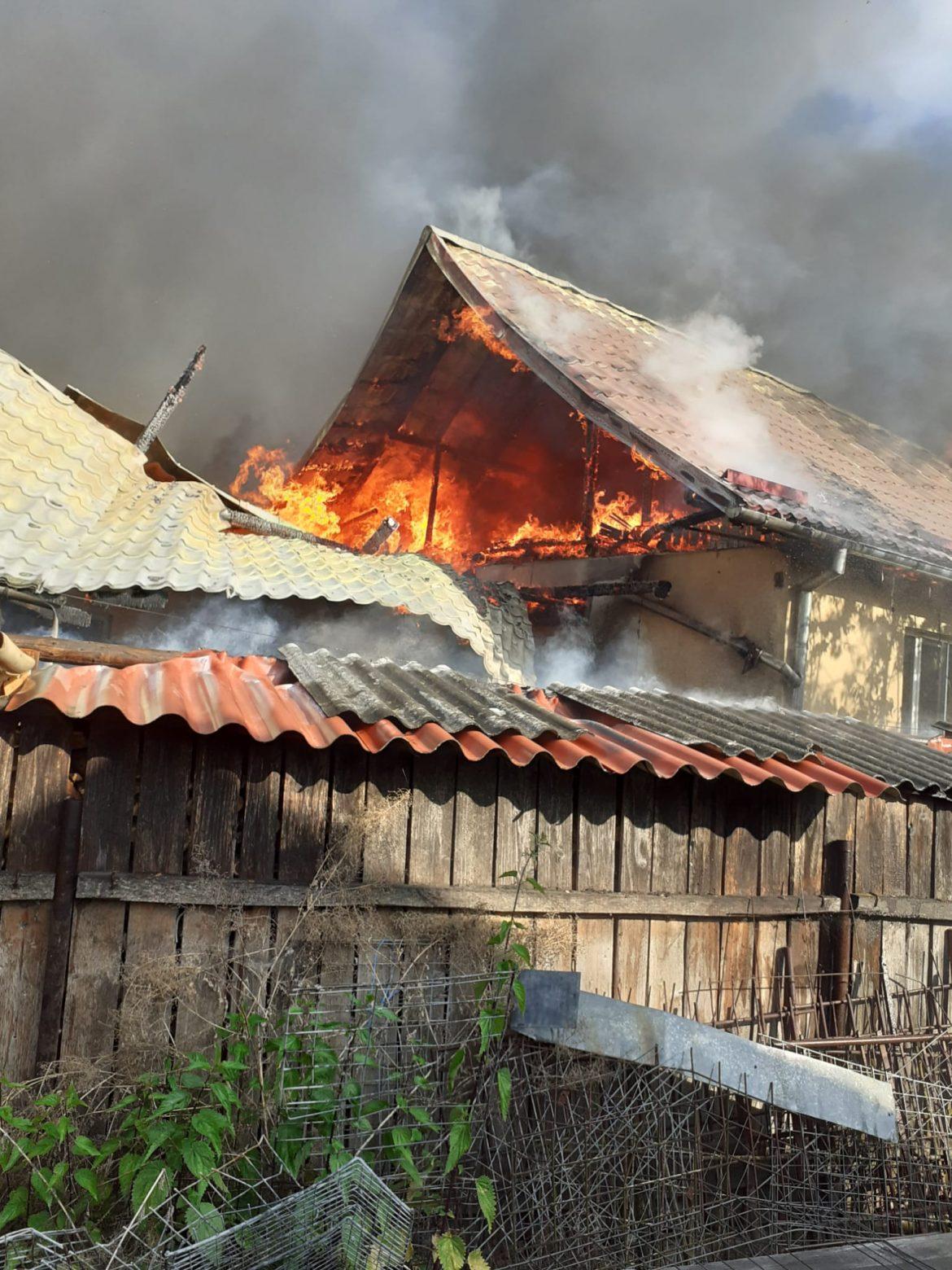Incendiu de proporții, duminică dimineață la o casă din localitatea Cetan, comuna Vad