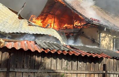 Incendiu de proporții, duminică dimineață la o casă din localitatea Cetan, comuna Vad