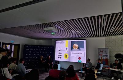 Un pictor din Cluj a inventat un alfabet al culorilor pentru nevăzători