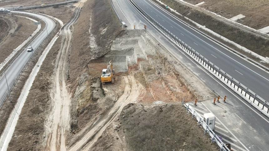 Termenul de reparare a autostrăzii Sebeş Turda, din care o bucată s-a rupt la Alba Iulia Nord, va fi prelungit de la 30 la 90 de zile