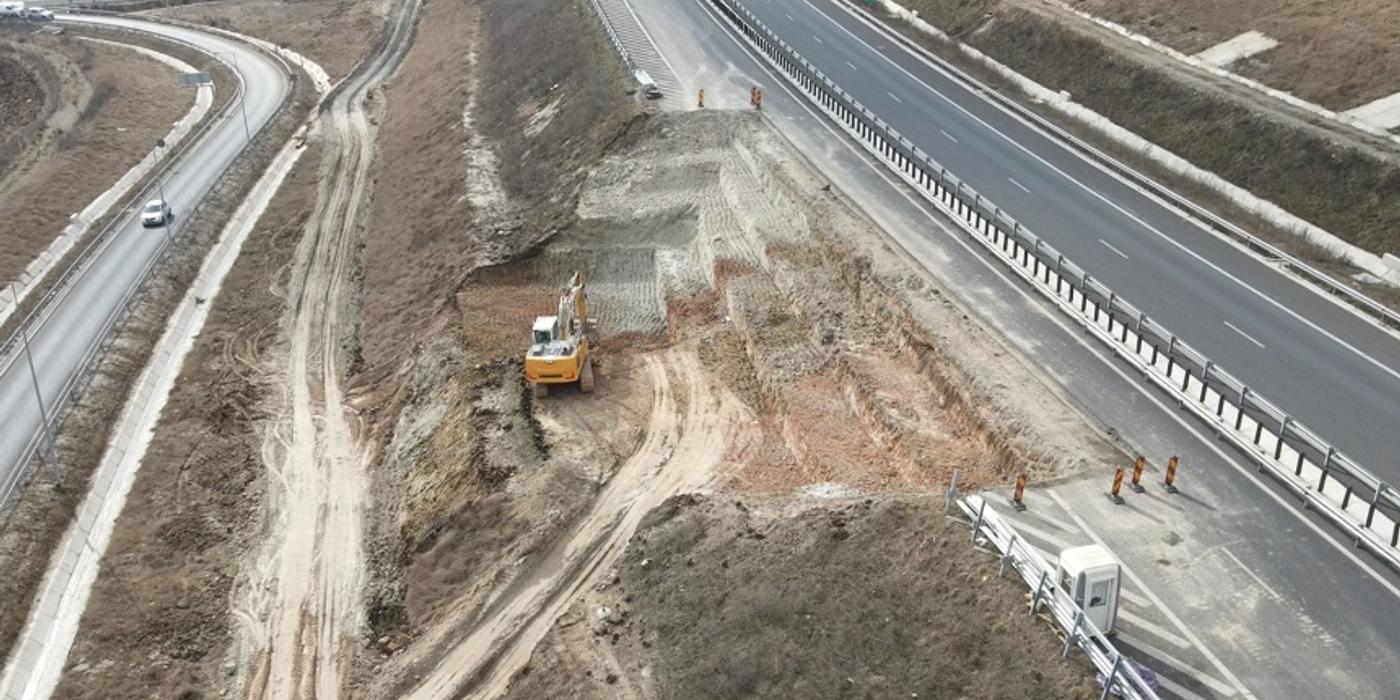 Termenul de reparare a autostrăzii Sebeş Turda, din care o bucată s-a rupt la Alba Iulia Nord, va fi prelungit de la 30 la 90 de zile