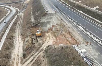 Termenul de reparare a autostrăzii Sebeş Turda, din care o bucată s-a rupt la Alba Iulia Nord, va fi prelungit de la 30 la 90 de zile