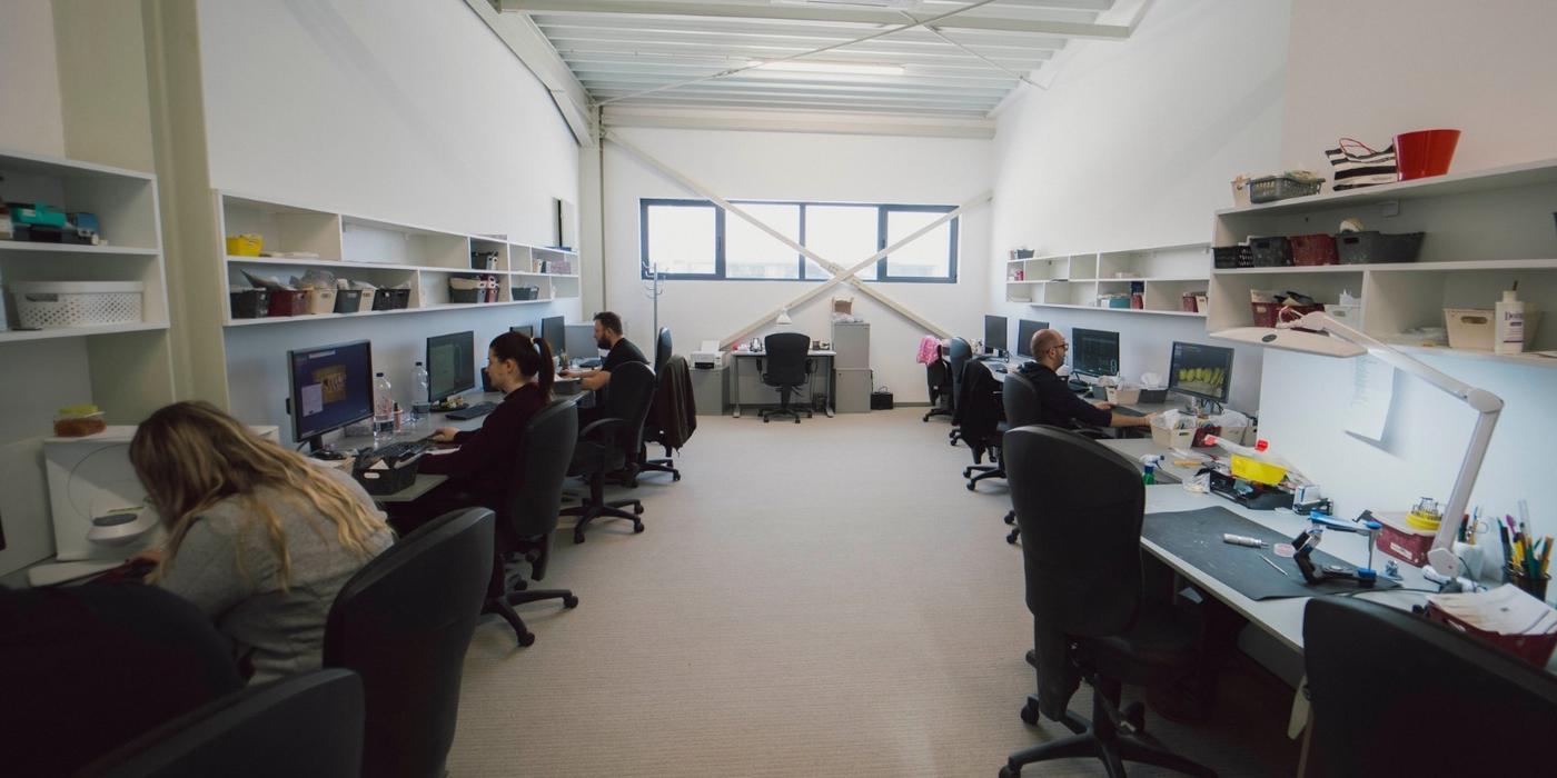 Un laborator de tehnică dentară din Iaşi colaborează cu 80 de medici din Franţa. Cofondatorul afacerii: Digitalizarea înseamnă o deschidere a pieţei, acum putem avea colaborări oriunde