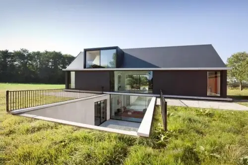 Case moderne cu aspect de hambar si niveluri subterane