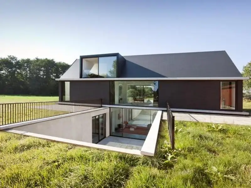 Case moderne cu aspect de hambar si niveluri subterane