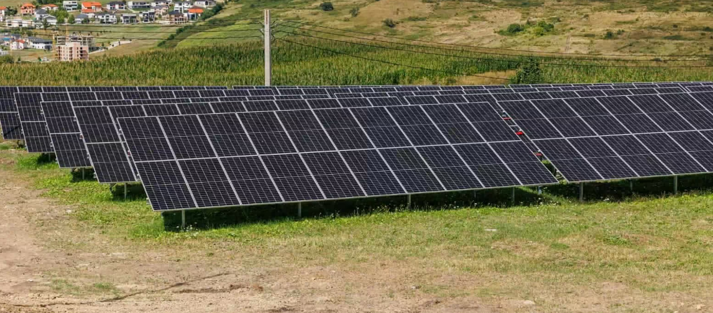 Tranziție verde în Ardeal: Cluj-Napoca investește 3,5 milioane de euro într-un parc fotovoltaic imens. Emil Boc: „50% din iluminatul public va fi asigurat din energie solară”