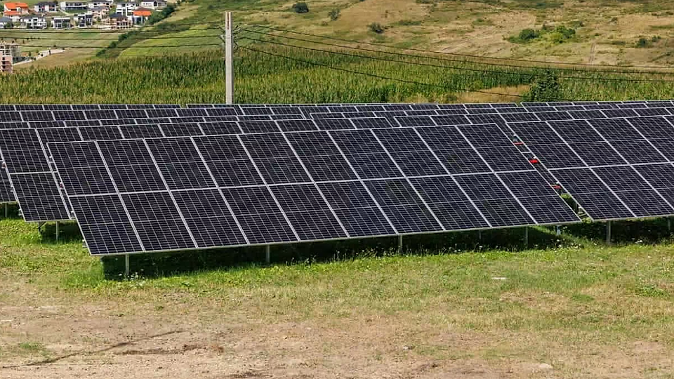 Tranziție verde în Ardeal: Cluj-Napoca investește 3,5 milioane de euro într-un parc fotovoltaic imens. Emil Boc: „50% din iluminatul public va fi asigurat din energie solară”