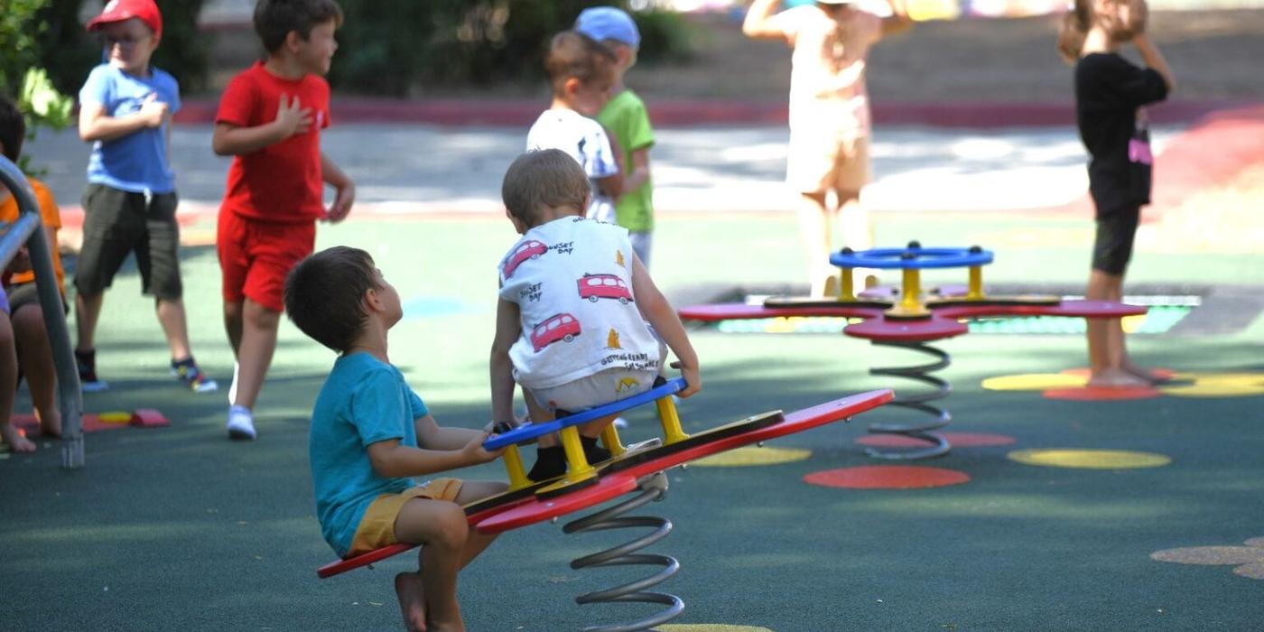 Se refac locurile de joacă, a aleile și spațiul verde din curțile grădinițelor din Sectorul 6 al Capitalei