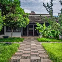 Greșeli frecvente de evitat în amenajarea grădinii din fața casei