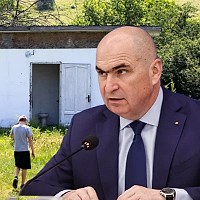 Școli cu WC în fundul curții în orașul care dă salarii de 10.000.000 lei. Primăria are 55 angajați