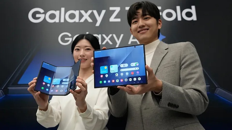 Telefonul viitorului? Samsung dezvăluie modelul Trifold, primul dispozitiv cu pliere triplă