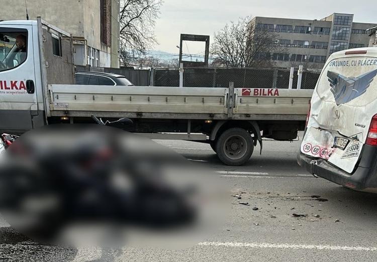 Accident de circualție între un motociclist și o dubă, miercuri dimineață, în Cluj-Napoca