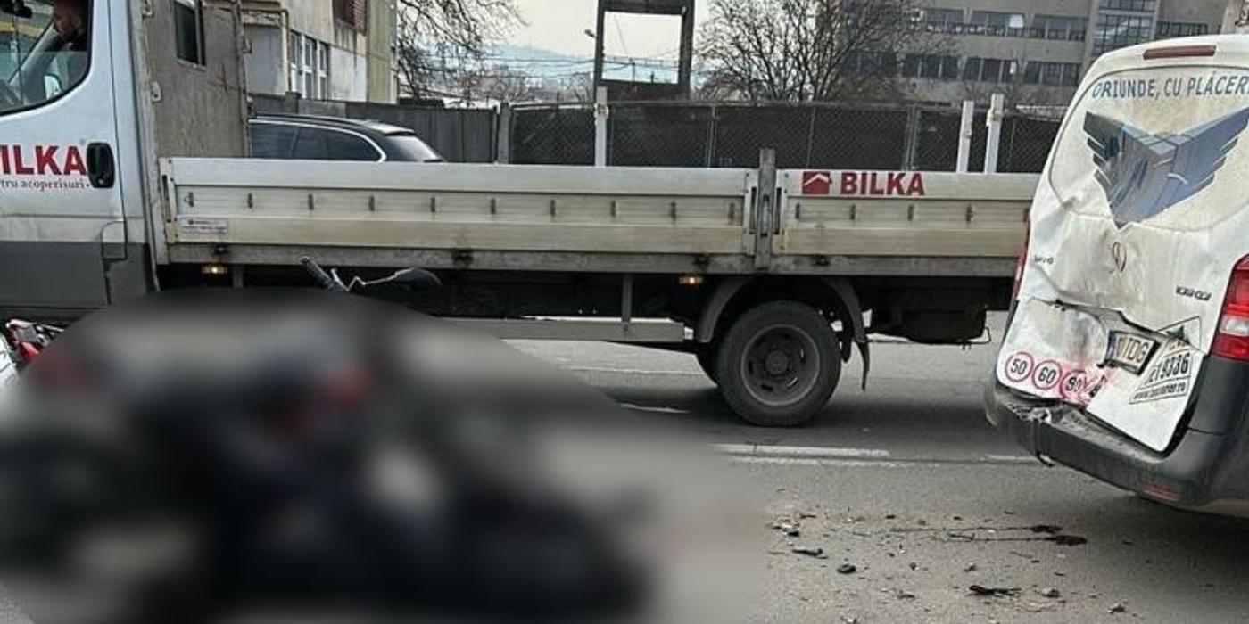 Accident de circualție între un motociclist și o dubă, miercuri dimineață, în Cluj-Napoca