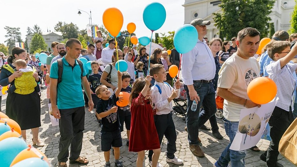 Familia, instituție divină creată de Dumnezeu în Eden (Facerea, 1-2)
