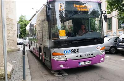 De luni, crește frecvența mijloacelor de transport în comun pe toate liniile și sunt reintroduse autobuzele școlare