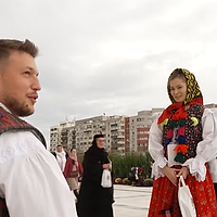 VIDEO | Un tânăr și-a cerut iubita în căsătorie pe treptele Catedralei Naționale: Asta face Dumnezeu! Adună oamenii