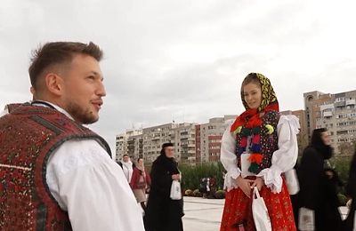 VIDEO | Un tânăr și-a cerut iubita în căsătorie pe treptele Catedralei Naționale: Asta face Dumnezeu! Adună oamenii