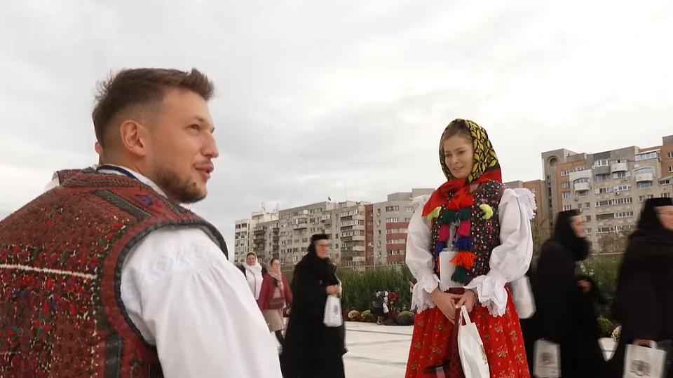 VIDEO | Un tânăr și-a cerut iubita în căsătorie pe treptele Catedralei Naționale: Asta face Dumnezeu! Adună oamenii