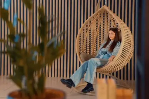 8 forme și culori unice de mobilier accent pentru un living modern