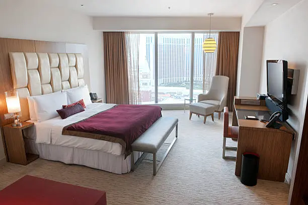 Ce draperie alegi într-un dormitor mic care beneficiază de puțină lumină naturală