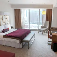 Ce draperie alegi într-un dormitor mic care beneficiază de puțină lumină naturală