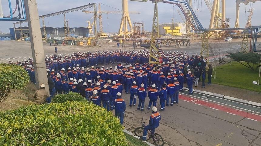 Angajaţii de la Şantierul Naval Damen Mangalia au continuat protestele/ O întâlnire cu conducerea companiei este programată miercuri