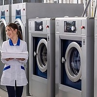 Spălătorii profesionale în 2026: Cum tehnologia reduce costurile și crește productivitatea în industria textilă și HoReCa