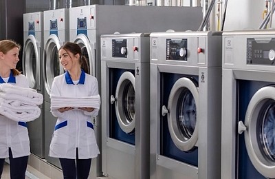 Spălătorii profesionale în 2026: Cum tehnologia reduce costurile și crește productivitatea în industria textilă și HoReCa