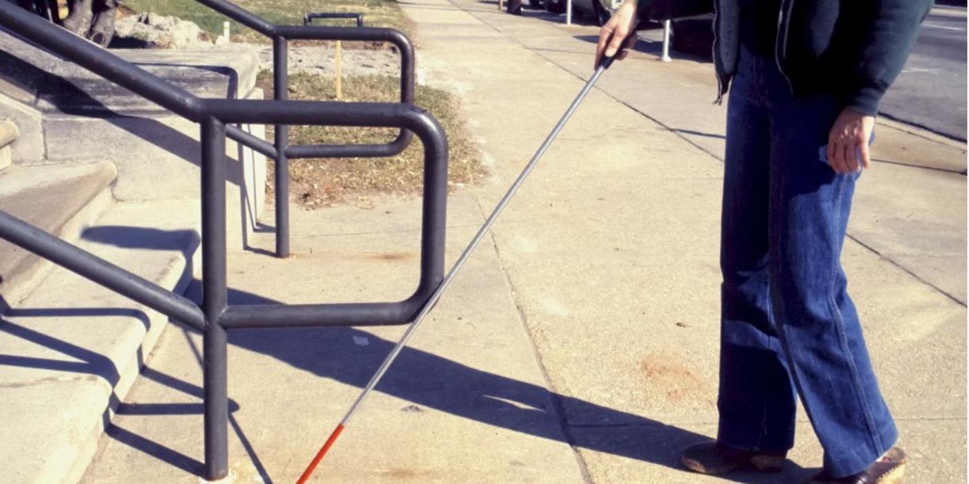 Va începe accesibilizarea trotuarelor din București, pentru a veni în sprijinul persoanelor nevăzătoare