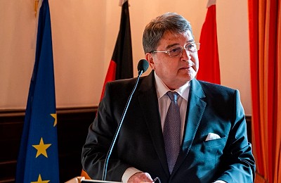 Ce i-a spus Keith Kellogg ministrului Emil Hurezeanu despre bazele americane din România