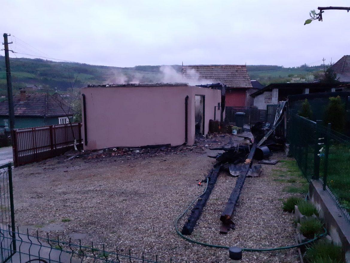 Miercuri dimineața în localitatea Căianu, un adăpost de găini a fost cuprins de flăcări
