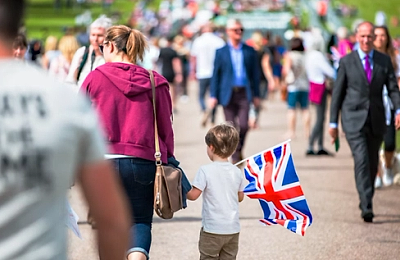 Mișcare de protest în Marea Britanie după ce Keir Starmer a anunțat că va introduce obligatoriu cardul de identitate digital: Un pas către supravegherea în masă și controlul digital