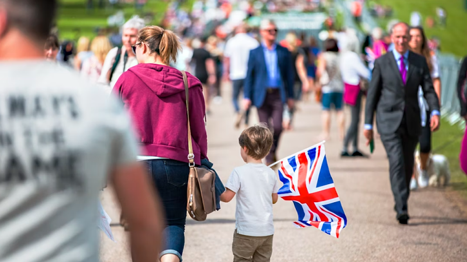 Mișcare de protest în Marea Britanie după ce Keir Starmer a anunțat că va introduce obligatoriu cardul de identitate digital: Un pas către supravegherea în masă și controlul digital