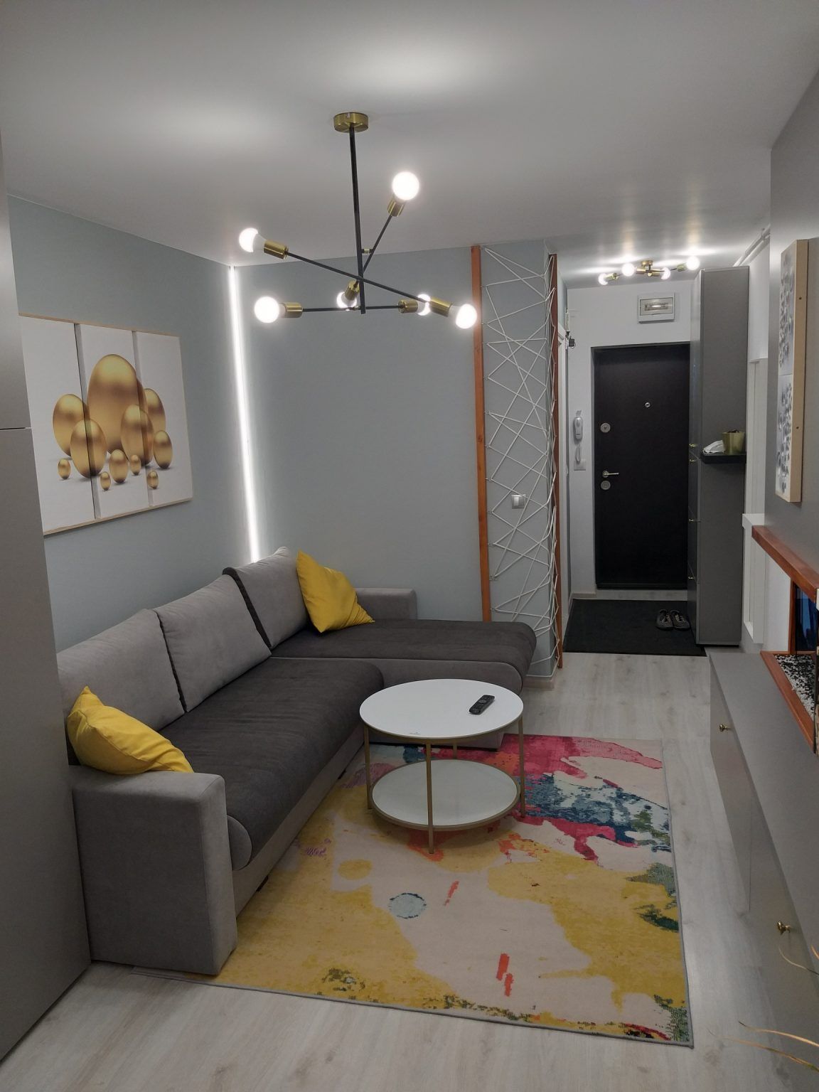 Functionalism si eleganta in nuante de gri  Amenajare garsoniera de 25 mp