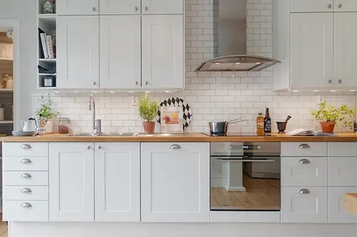 10 modele de amenajari de bucatarii cu alb