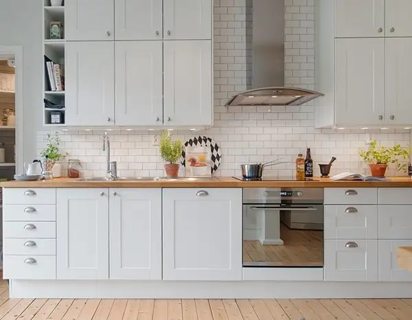 10 modele de amenajari de bucatarii cu alb