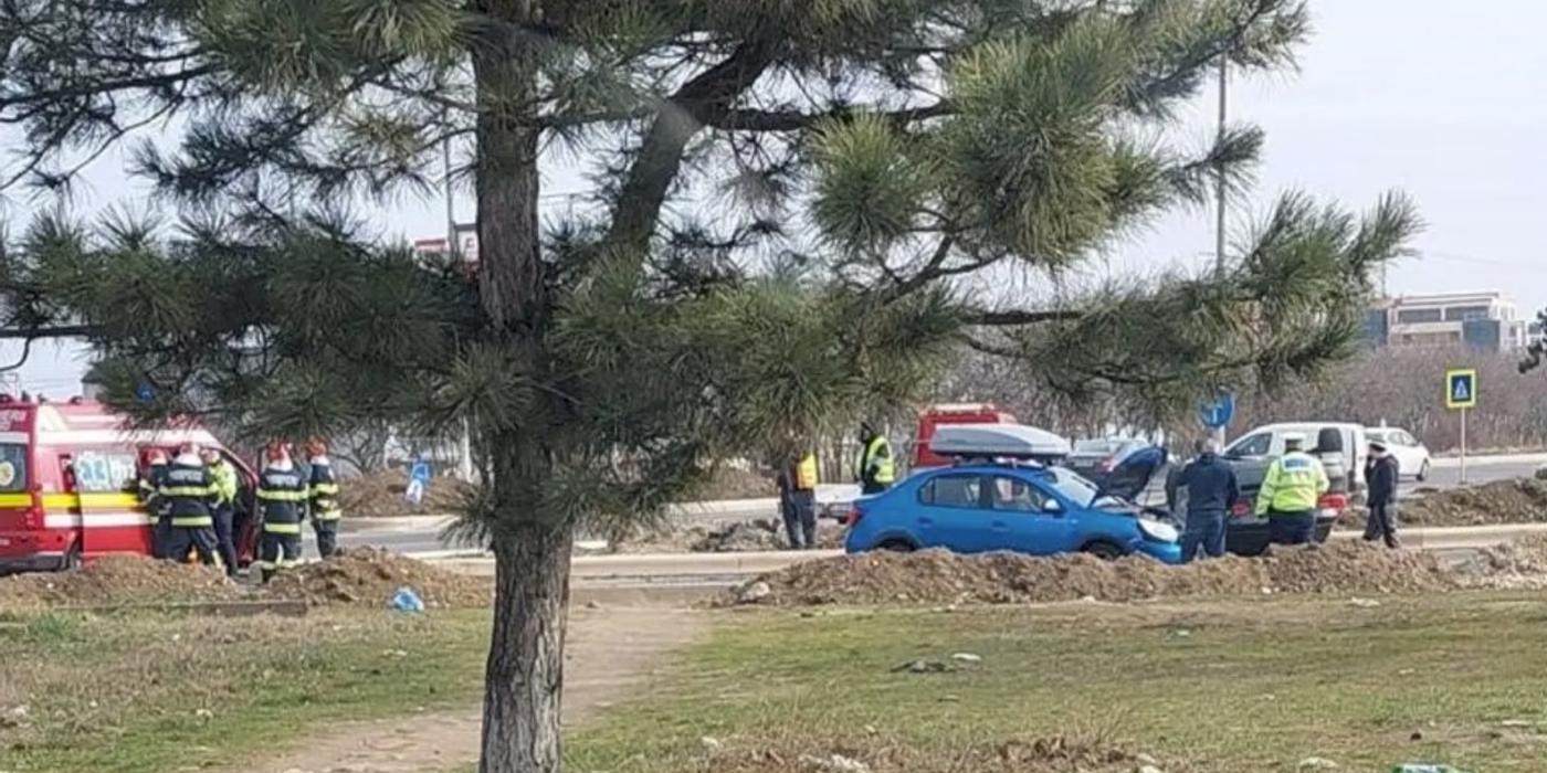 O mașină s-a răsturnat în această dimineață pe Bulevardul Theodor Pallady