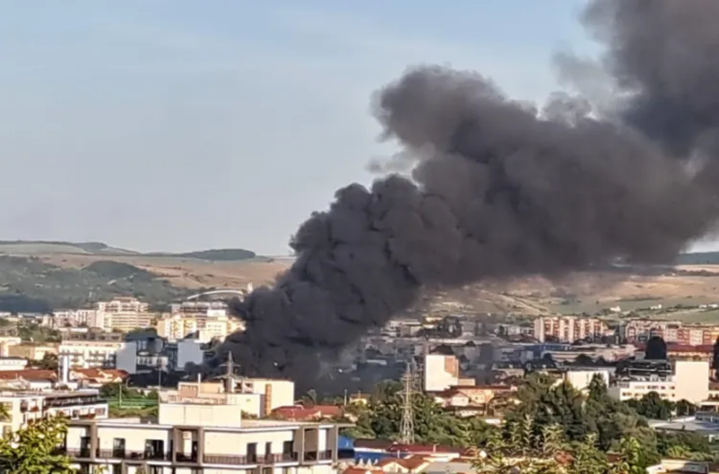 Incendiu violent la intrarea în Cluj-Napoca: Vopsitorie și locuință în flăcări în Sânnicoară