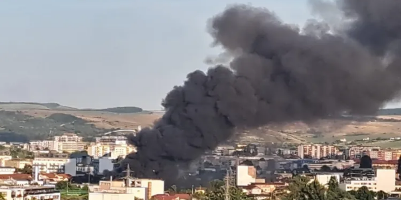 Incendiu violent la intrarea în Cluj-Napoca: Vopsitorie și locuință în flăcări în Sânnicoară