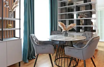 Casa in Tunari amenajata modern cu mult lemn si accente glam