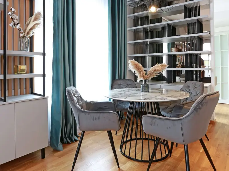 Casa in Tunari amenajata modern cu mult lemn si accente glam