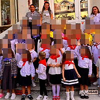 Copiii de la o grădiniță din Satu Mare au fost îmbrăcați în „Șoimii Patriei” la deschiderea noului an școlar, în scop educativ. Poliția a deschis dosar penal