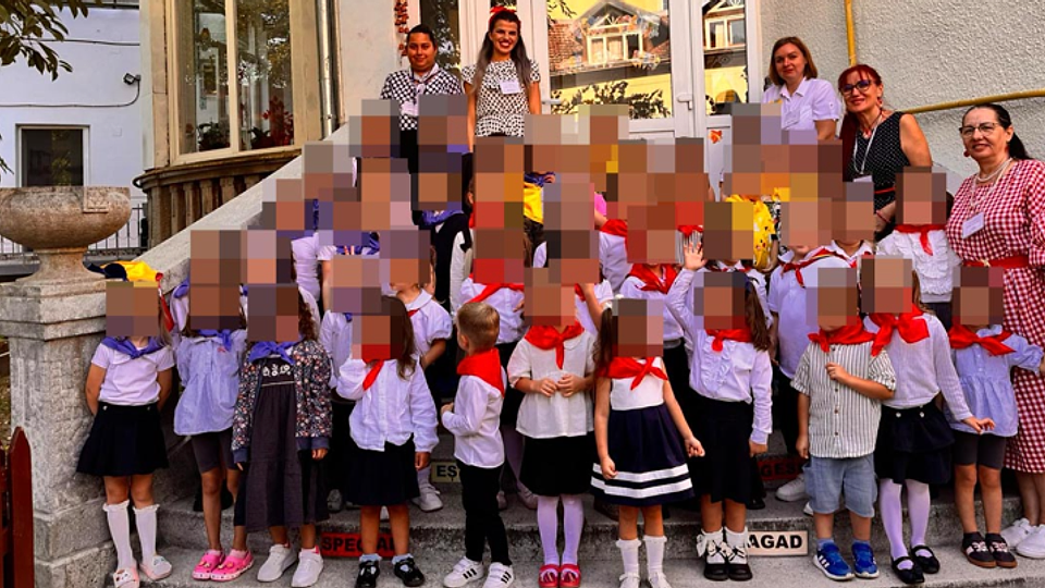 Copiii de la o grădiniță din Satu Mare au fost îmbrăcați în „Șoimii Patriei” la deschiderea noului an școlar, în scop educativ. Poliția a deschis dosar penal