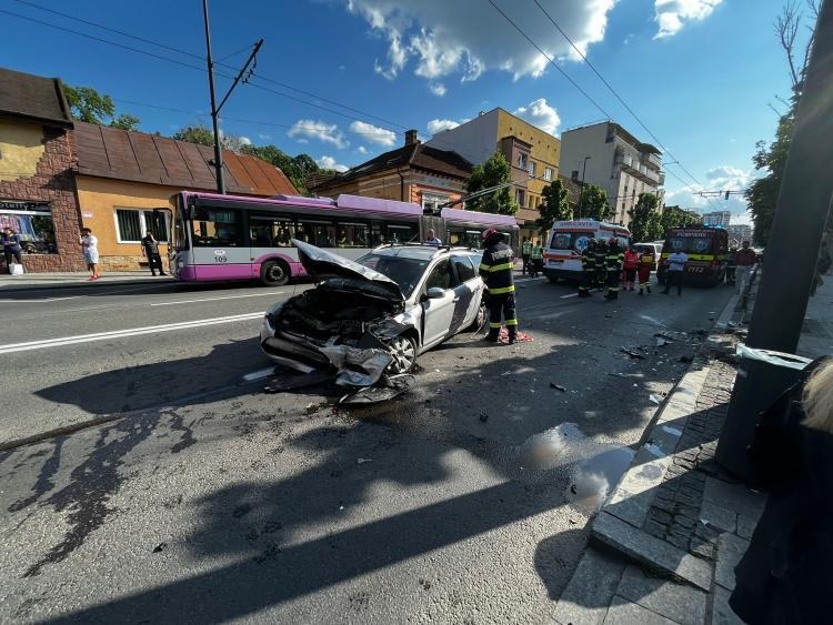 Un accident cu 5 autoturisme s-a produs luni, 22 mai, pe Calea Moților