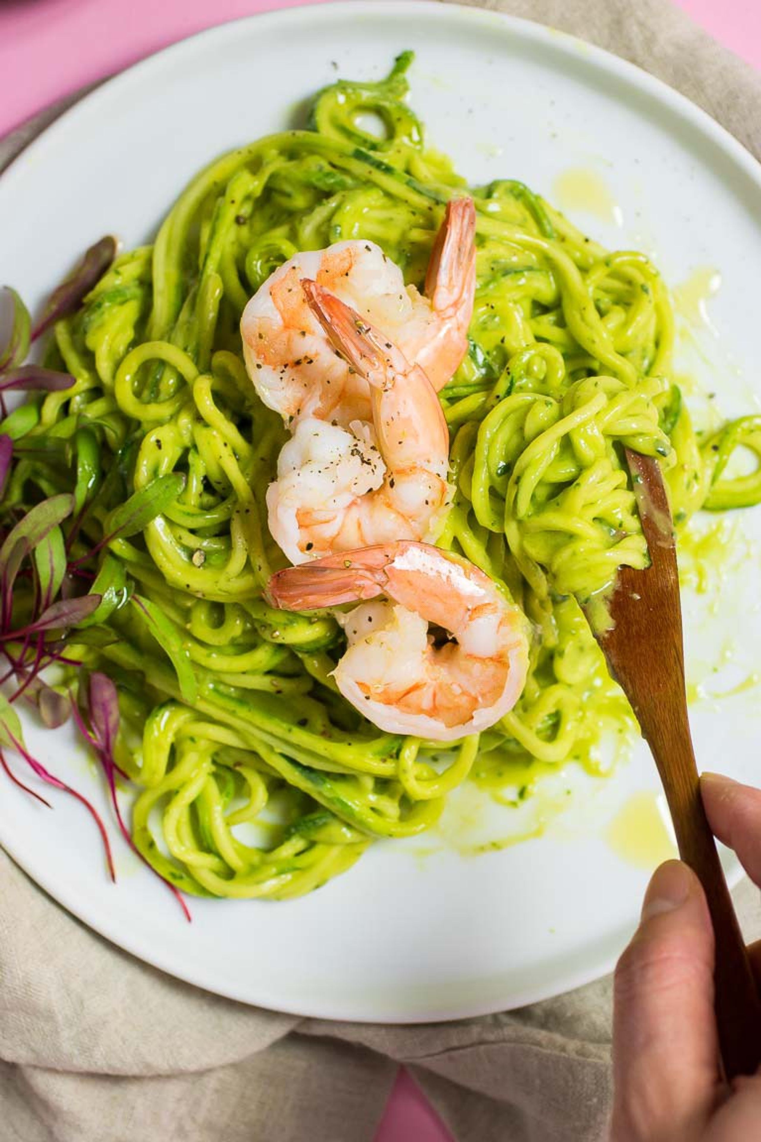 Squash spagetti med avokado-basilkum-pesto