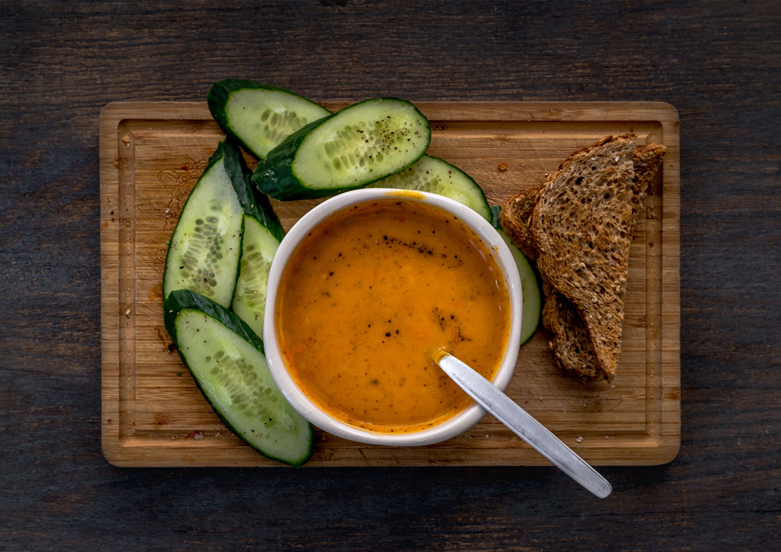Hjemmelaget gulrotsuppe med tomat og ingefær