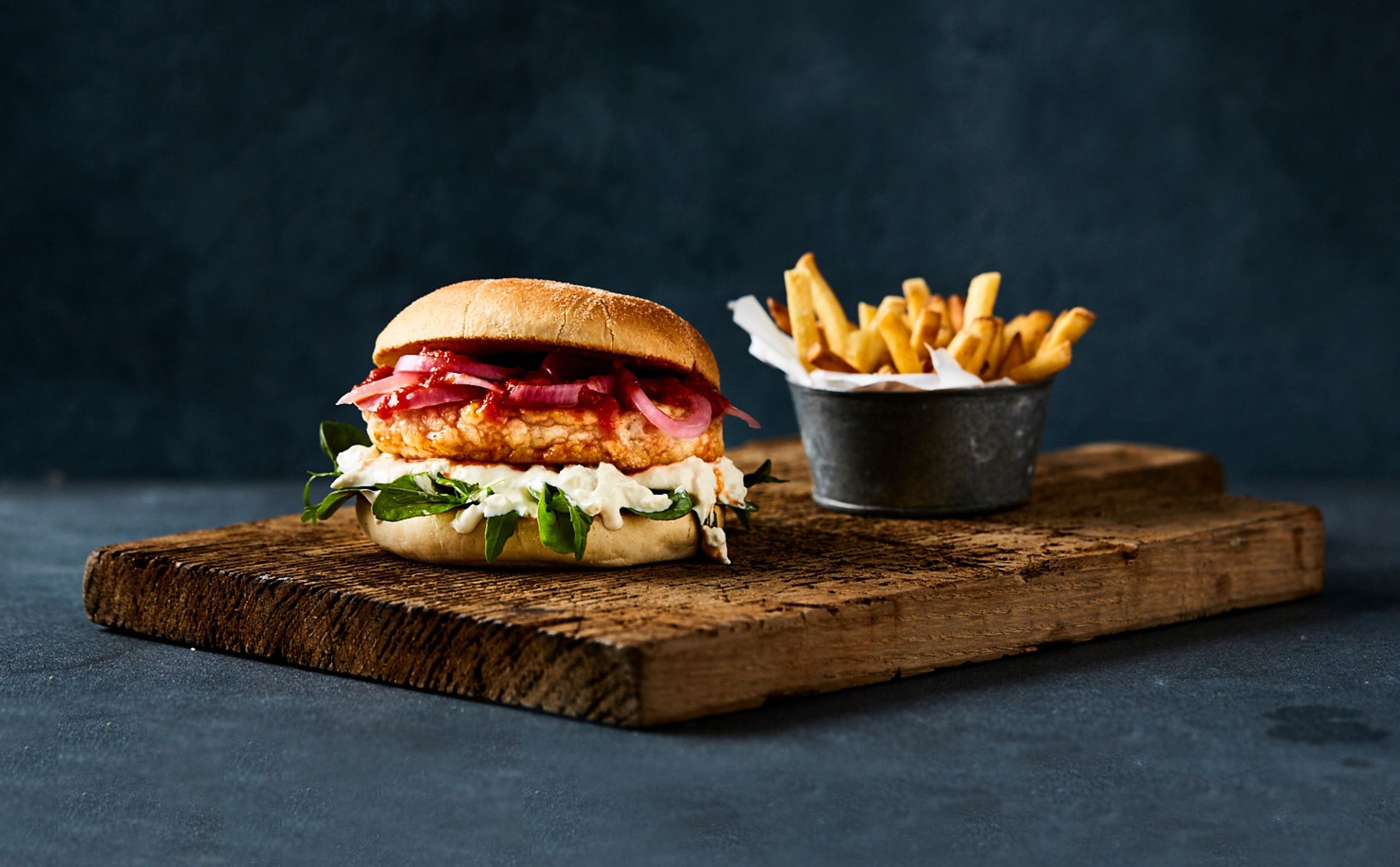 Fiskeburger med deilig tilbehør