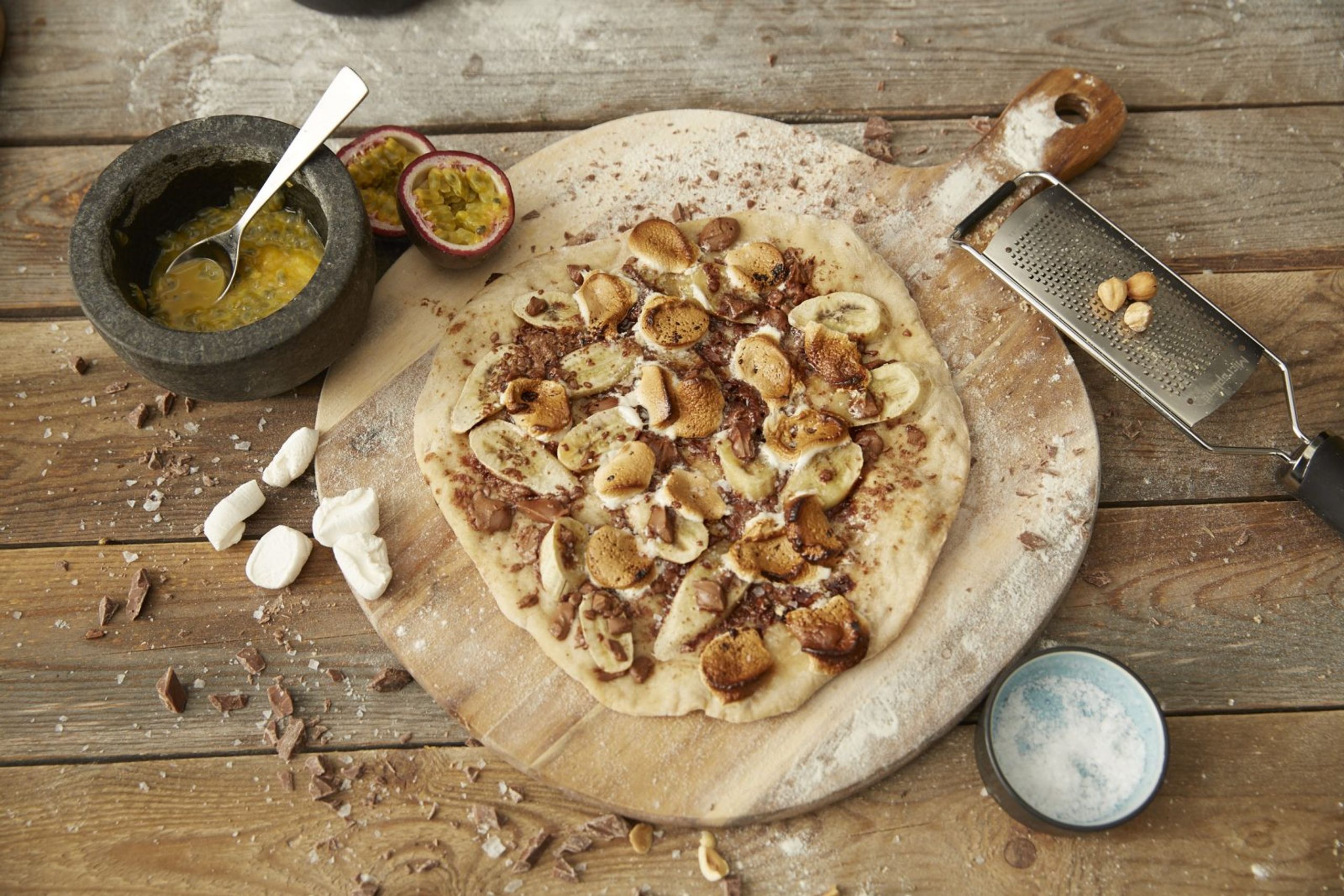 Dessertpizza med sjokolade, banan og pasjonsfrukt
